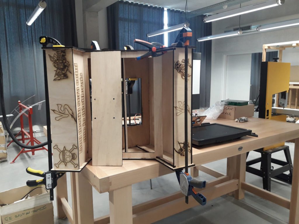 Assemblage en cours d'une borne au fablab