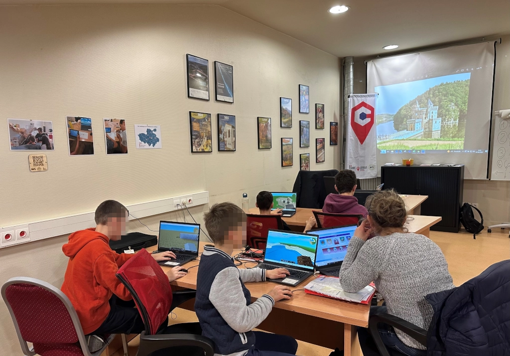 Des enfants sur des ordinateurs, modélisant le château de la Roche sous Minetest 