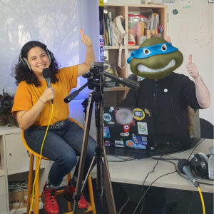 Aiden (gauche) et Eddie avec la tête de Léonardo des Tortues Ninja (droite) sont à leur place sur le plateau IMPACTS, et ont leur pouce en l'air avec un grand sourire.