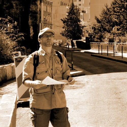 Et voilà comment on fait : papier, crayon, smartphone avec une appli' capable d'enregistrer des traces GPS (ici OSMtracker pour Android). Casquette fortement recommandée, gilet parfaitement facultatif.