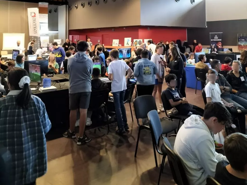 Plan d'ensemble du local avec beaucoup de public