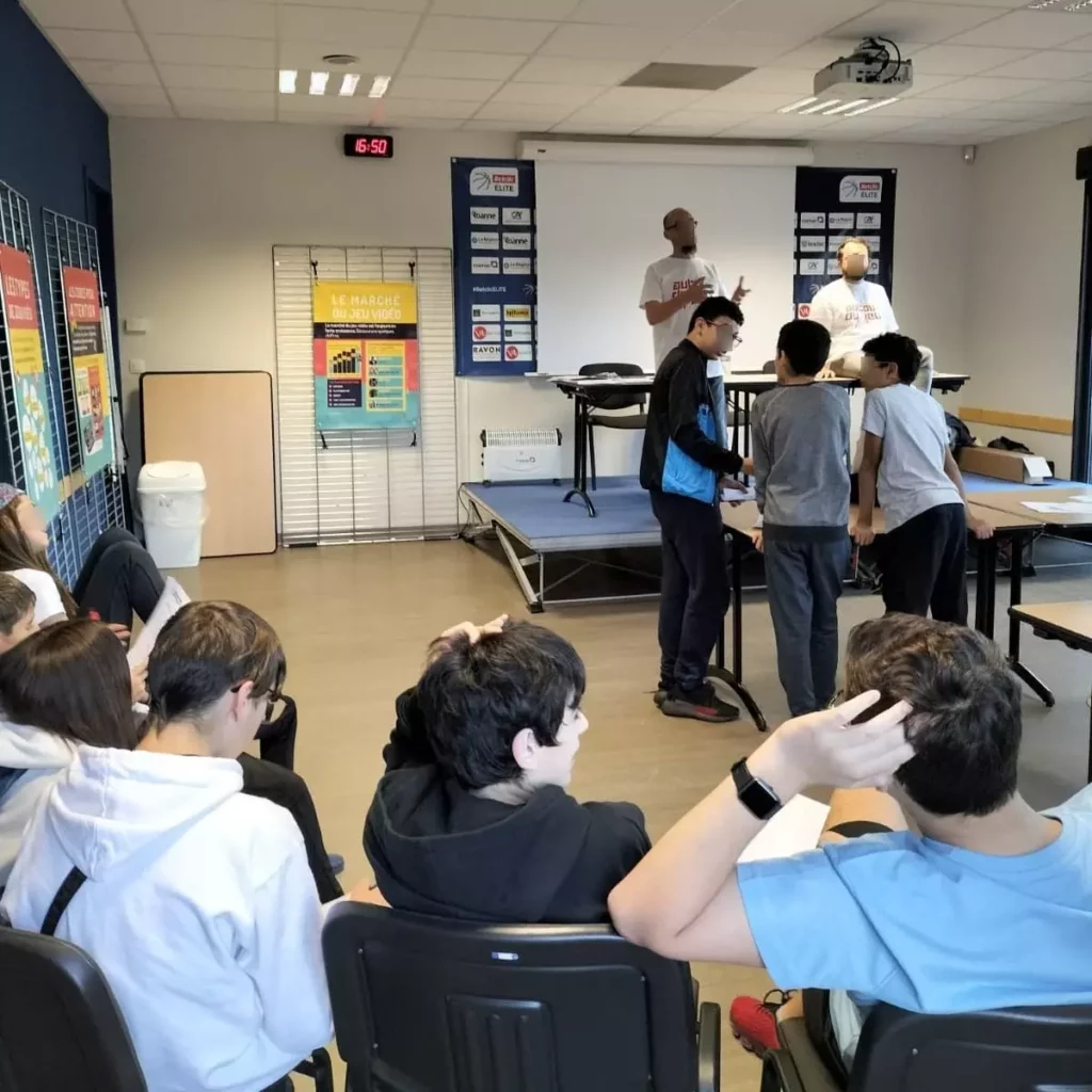 Renaud et William anime une mini conférence face à un public d'enfants