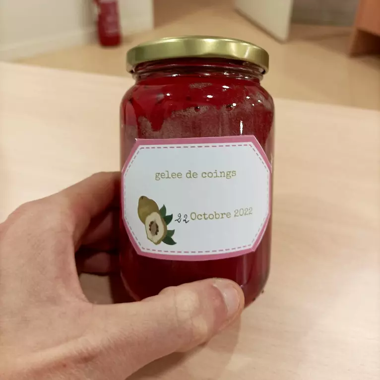 photo d'un pot de gelée de coings