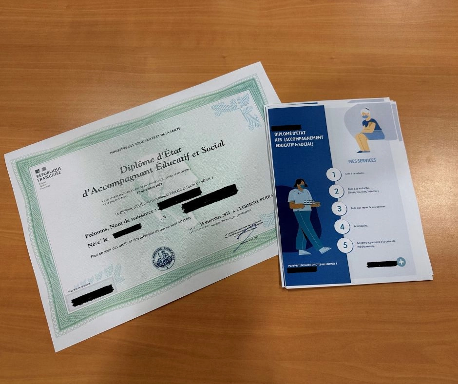 Photo diplome et brochure Cybercentre