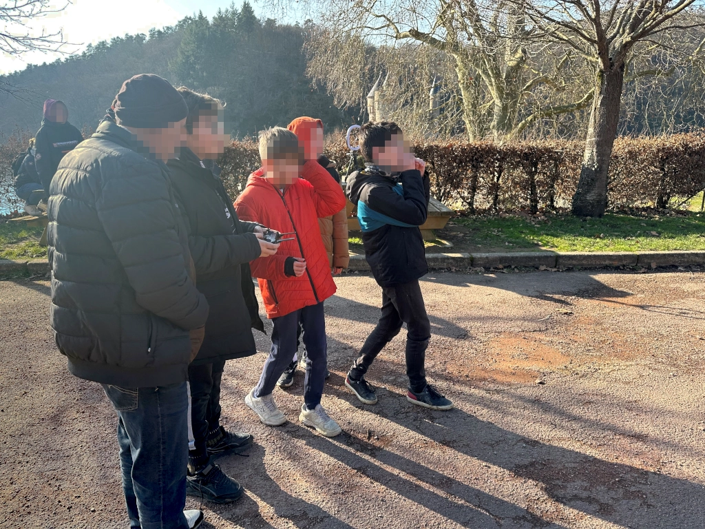 Animation Drone au Château de la Roche. Groupe de participants