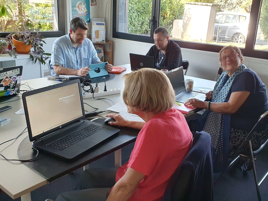 4 papys et mamies campeuses dans les locaux de Zoomacom