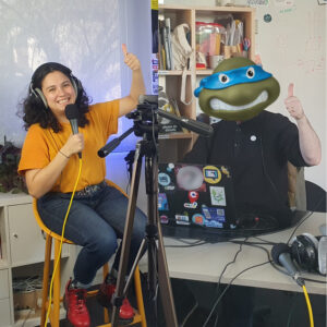 Aiden (gauche) et Eddie avec la tête de Léonardo des Tortues Ninja (droite) sont à leur place sur le plateau IMPACTS, et ont leur pouce en l'air avec un grand sourire.