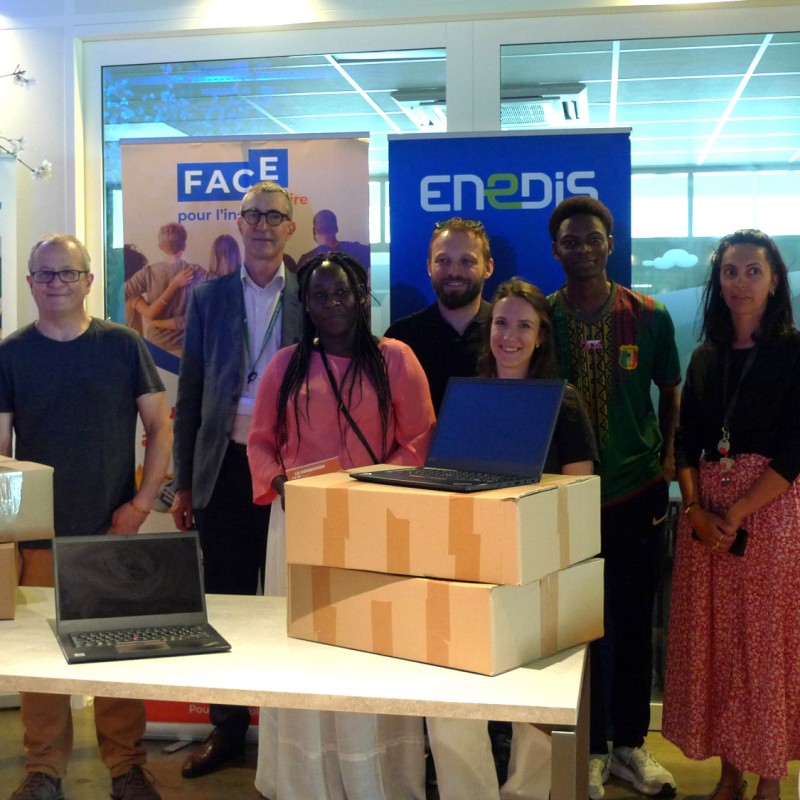 Remise des PC par ENEDIS, le 12 juin 2026 au Point Milieu, St-Étienne. Photo de groupe